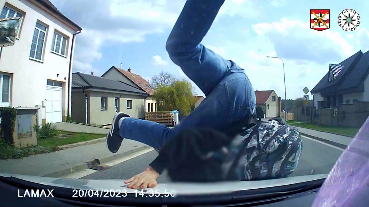 Dvanáctiletý chlapec skočil na Brněnsku přímo před auto. Policisté ukázali video